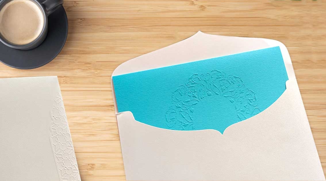 Ilustrasi amplop dengan emboss dan deboss