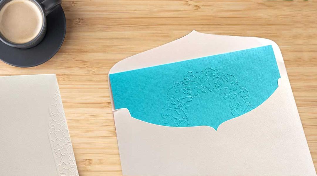 Ilustrasi amplop dengan emboss dan deboss